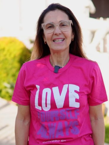 Mulher vestida com camiseta rosa e calça branca