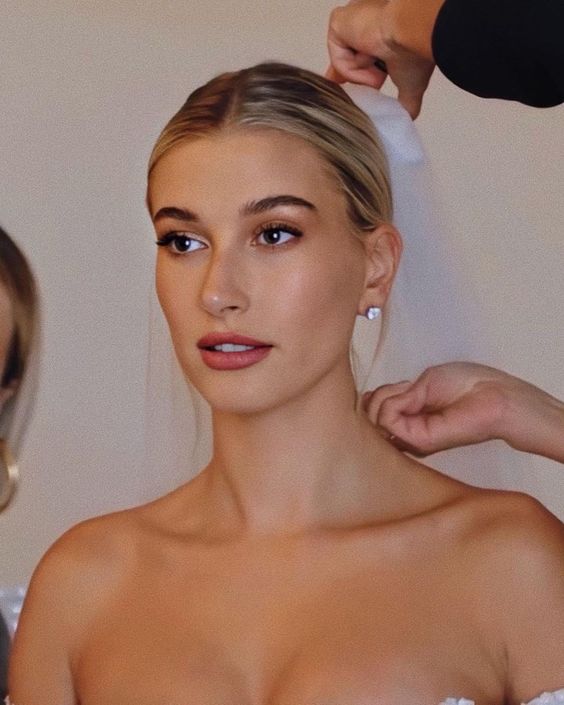 Hailey Bieber noiva com maquiagem clean