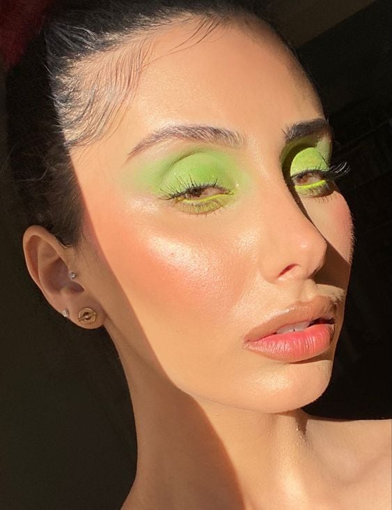 Mulher branca com sombra verde pastel