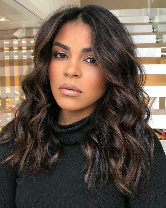 Mulher negra com cabelo morena iluminada liso e longo