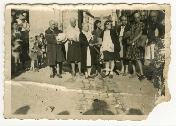 Mulheres tosquiadas na Libertação, place des Halles, 1944 (36 FI 2663) © Archives des Deux-Sèvres