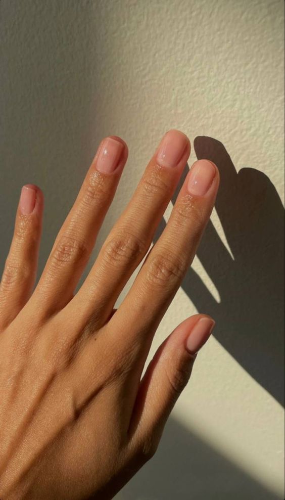 Mão branca com unha curtinha naked rosinha