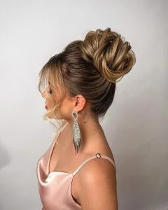 Penteado com coque alto