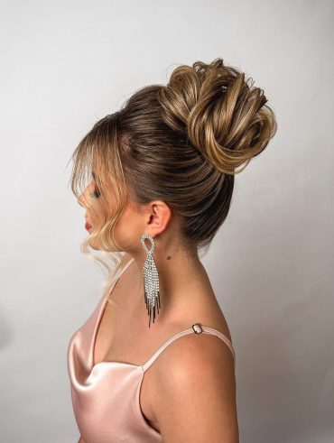 Penteado com coque alto