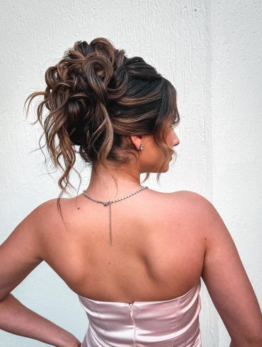 Penteado com coque com fios soltos