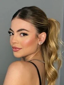 Mulher com cabelo longo, com penteado com técnica morena iluminada