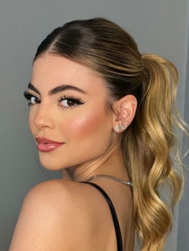 Mulher com cabelo longo, com penteado com técnica morena iluminada
