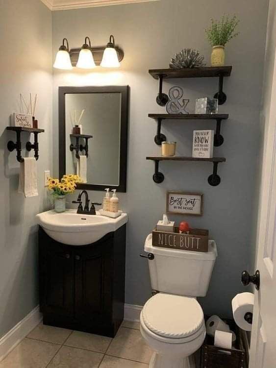 Banheiro com louças brancas e detalhes em preto