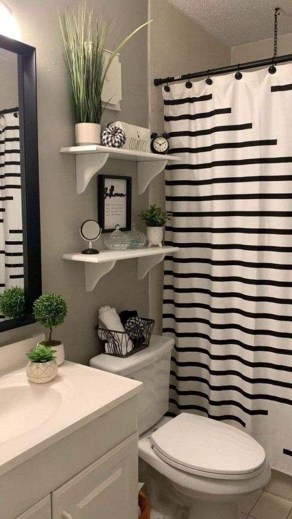 Banheiro em branco e preto