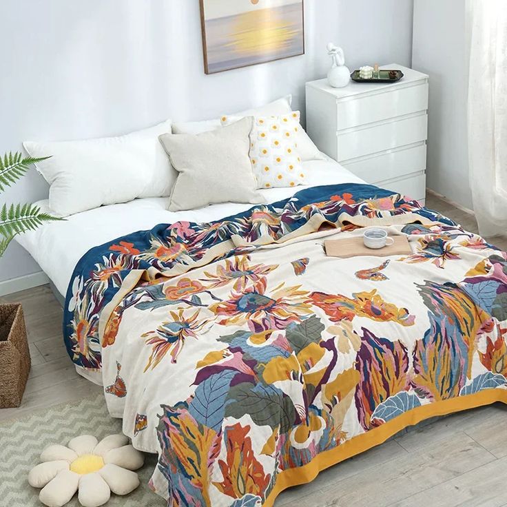 Quarto com colcha floral