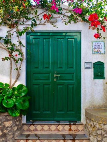 Entrada de casa com porta verde
