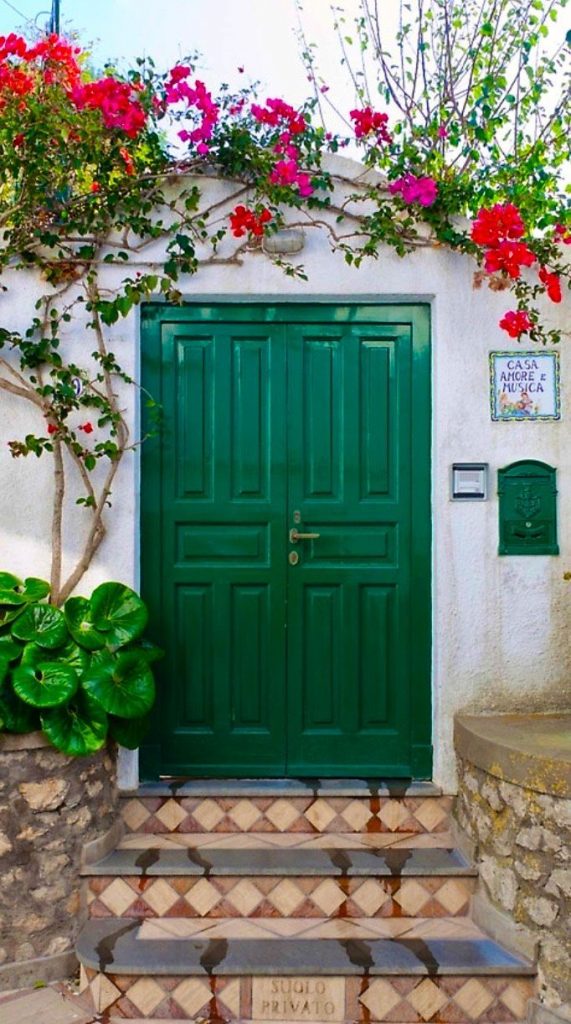 Entrada de casa com porta verde