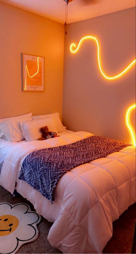 Quarto com tira neon LED amarela