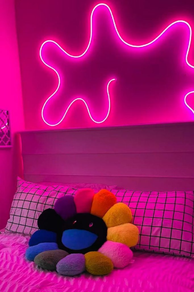 Quarto com fita rosa neon em LED