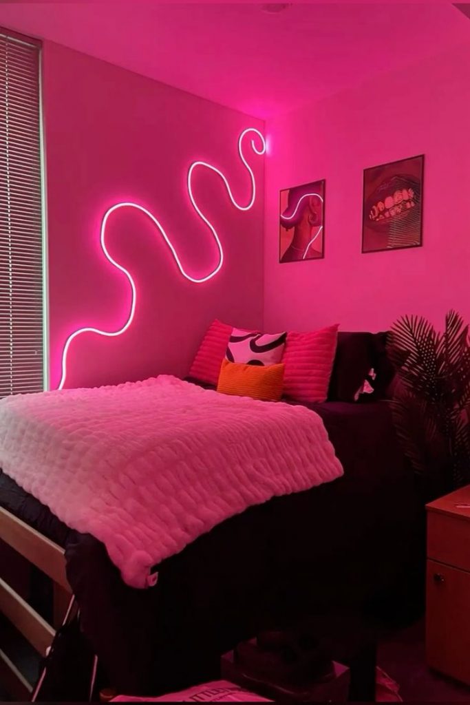 Quarto com fita led rosa neon