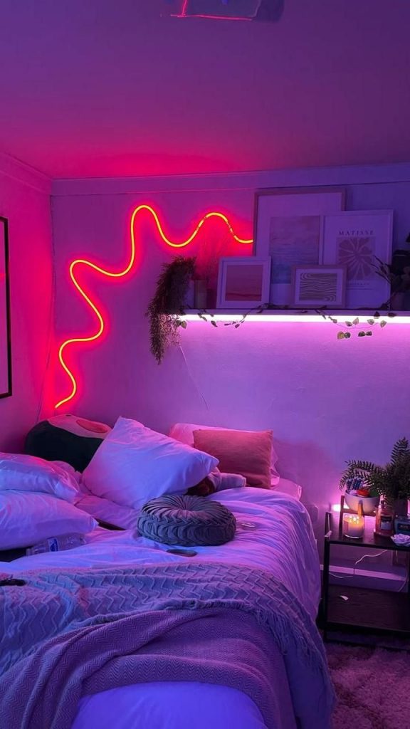 Quarto com fita led rosa neon