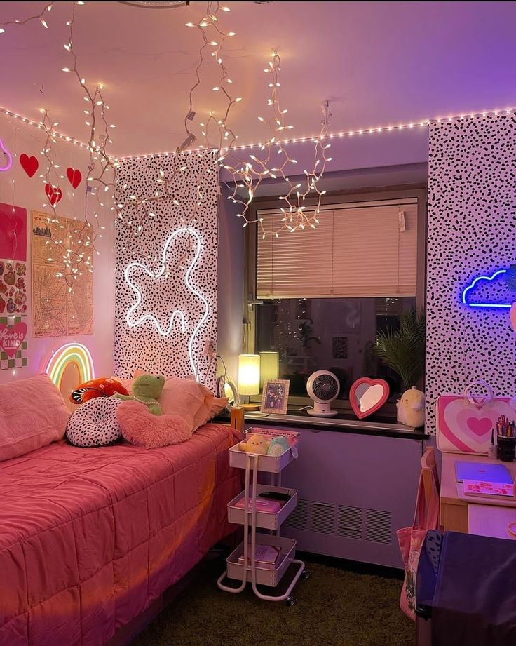 Quarto com papel de parede e fitas LED