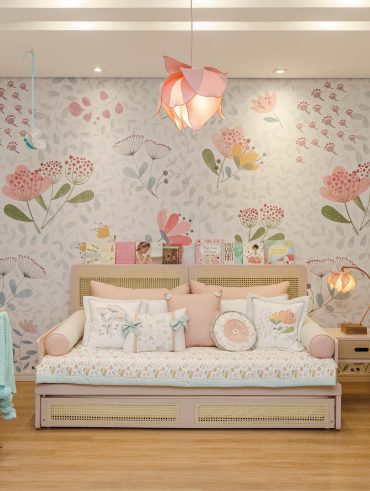 Quarto infantil com cabeceira em palhinha e papel de parede floral