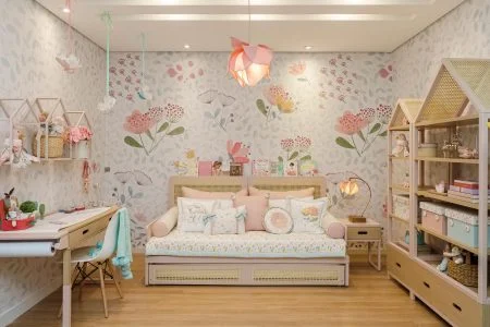 Quarto infantil com cabeceira em palhinha e papel de parede floral