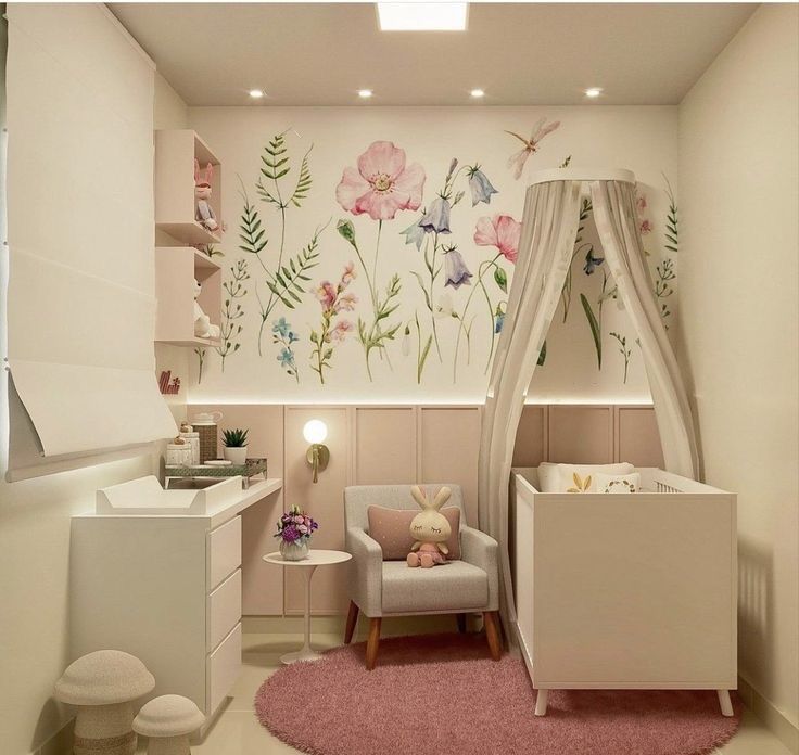 Quarto de bebê em tons neutros e parede com flores