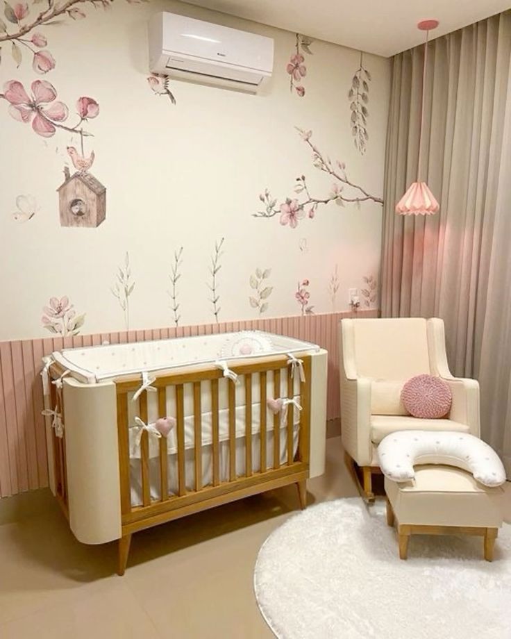 Quarto de bebê com madeira e papel de parede com flores e pássaros