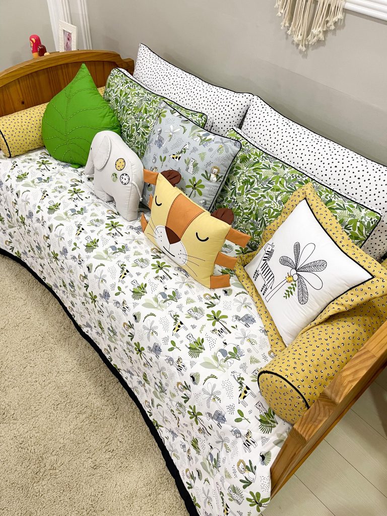 Cama com estampa de floresta em tons de verde