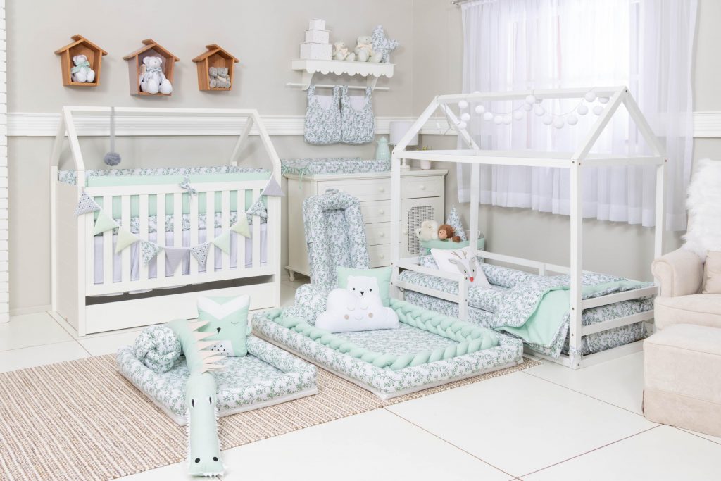 Quarto infantil com jogo de cama em branco e verde