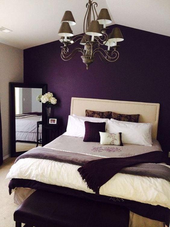 Quarto com parede e elementos roxo escuro