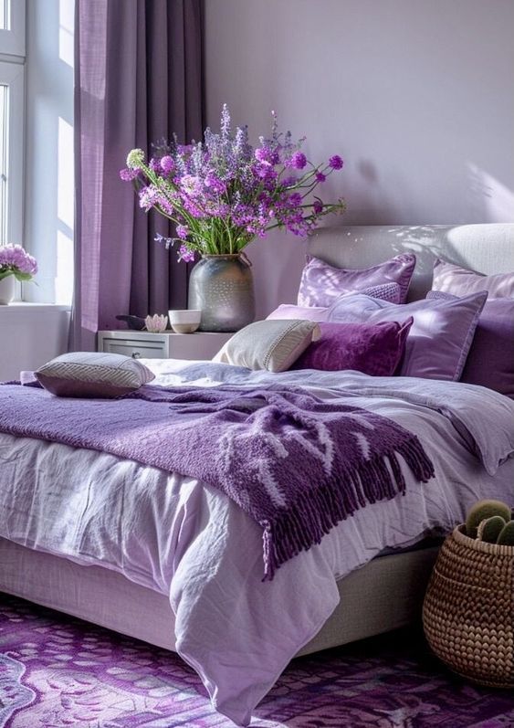 Cama com almofadas roxas e lilás