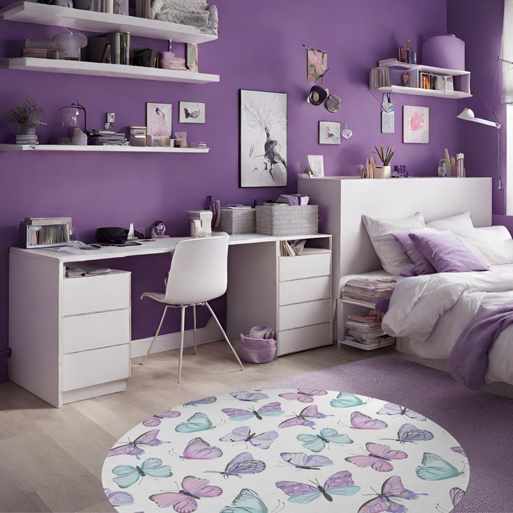 Quarto com parede roxa e móveis brancos