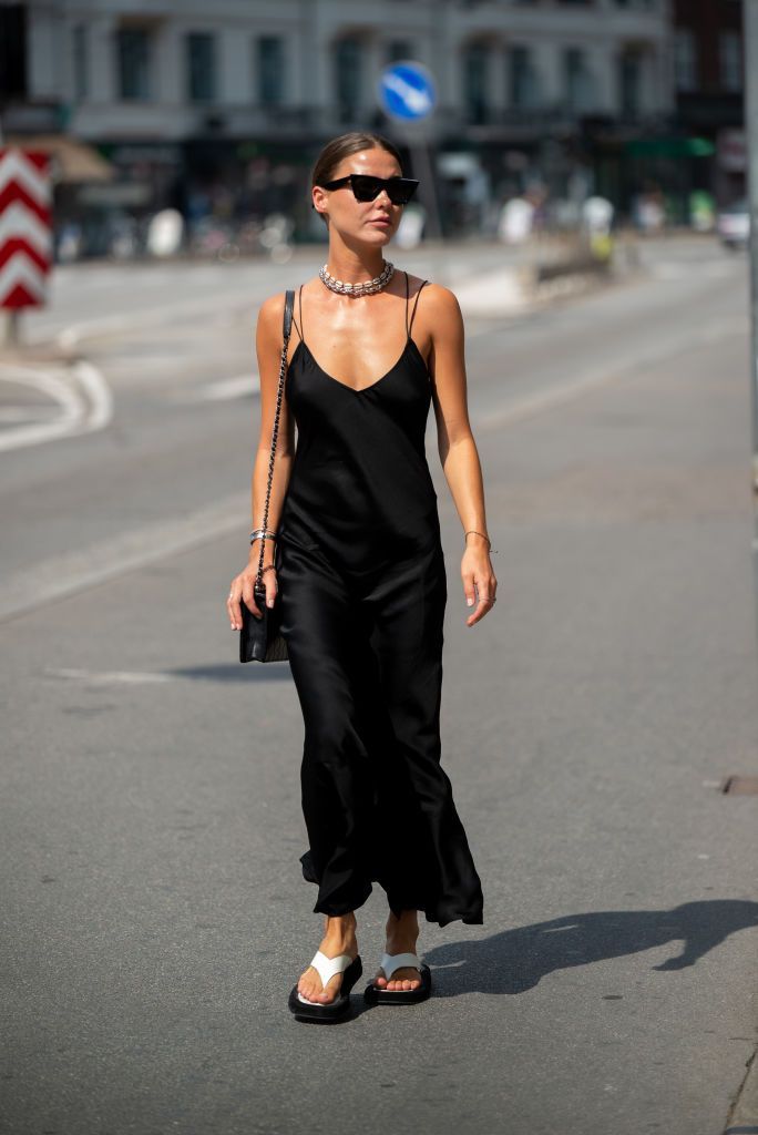 Look de ano-novo com vestido de cetim preto