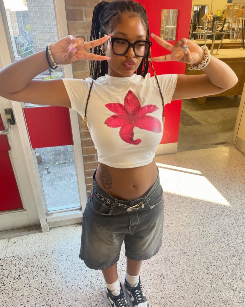 Mulher jovem usando peças da moda.