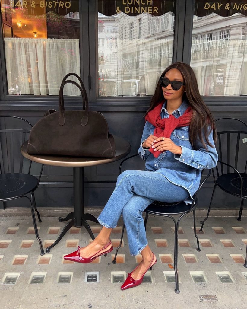 Symphony of Silk com slingback vermelho cereja e look total jeans