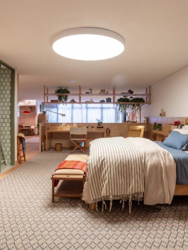 Quarto com extenso tapete em sisal
