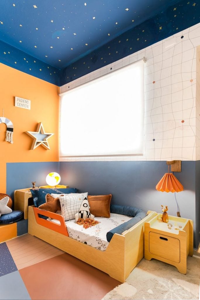 Quarto infantil com teto azul e estrelinhas