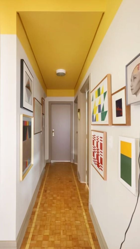 Corredor branco com teto amarelo