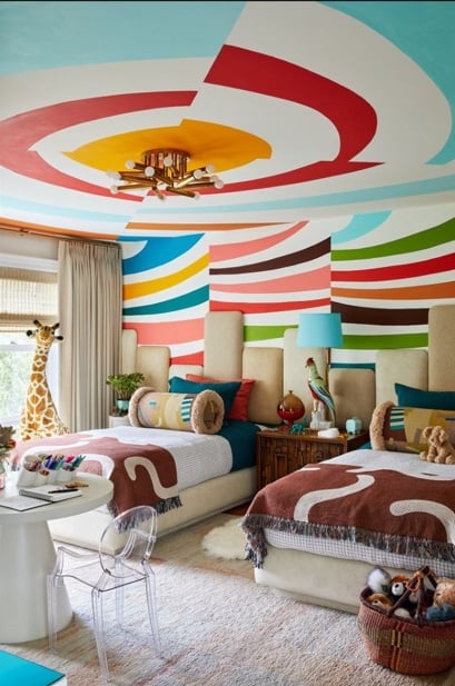 Quarto infantil com duas camas e cores no teto e na parede
