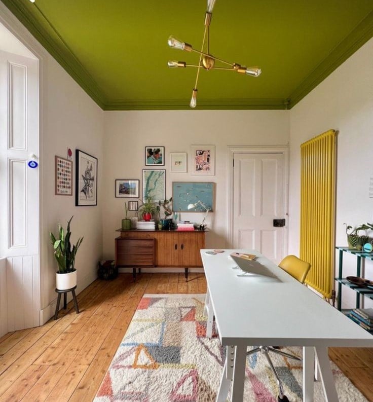 Casa com paredes brancas e teto verde