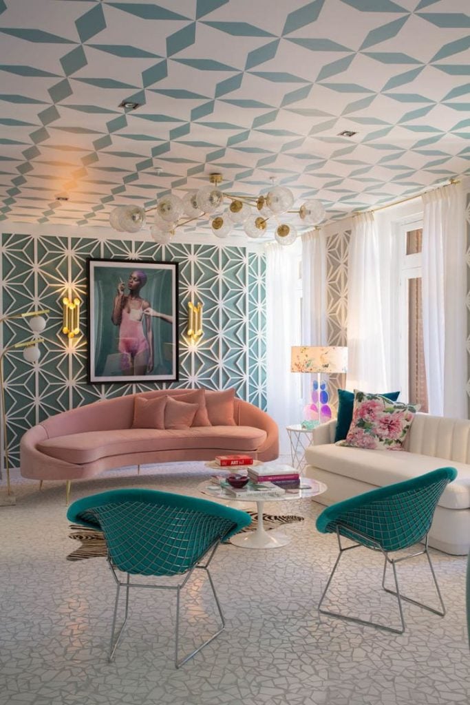 Sala de estar com sofá rosa teto em azul e branco