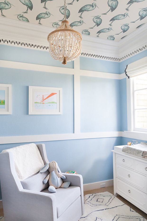 Quarto de bebê com teto estampado de pelicanos azuis