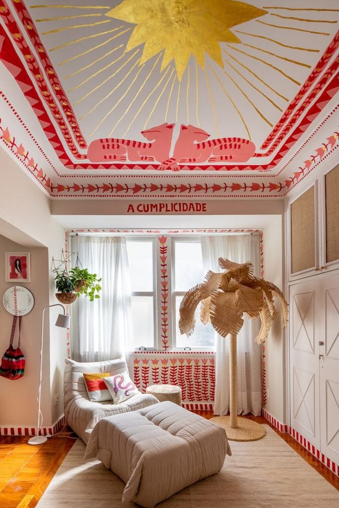 Espaço com cores branca, vermelha e dourada