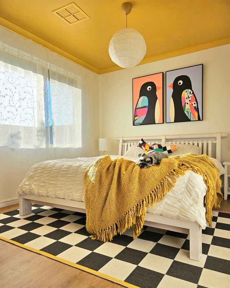 Quarto com teto amarelo-mostarda