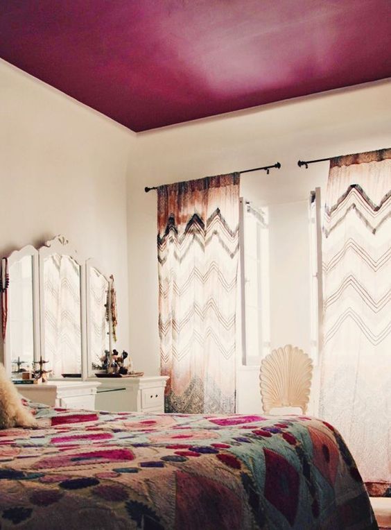 Quarto com teto em tom de vinho
