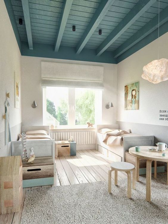 Quarto infantil com teto de madeira azul
