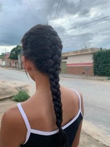 Cabelo com penteado de trança embutida