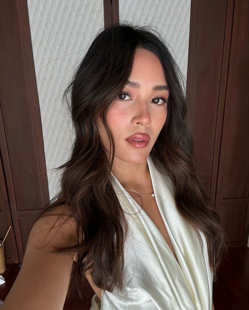 Tsutsumi Hoang com cabelo brunette