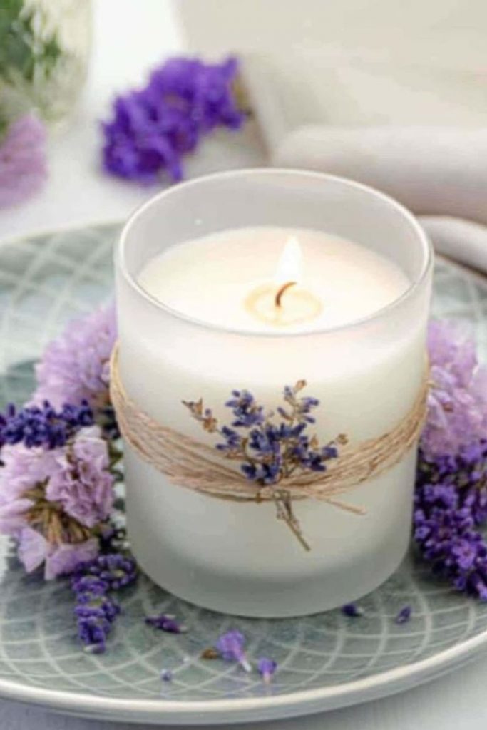 Vela decorativa com florzinhas lilás