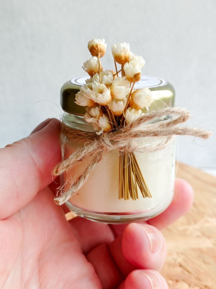 Vidrinho com vela e florzinhas secas