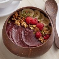 Pote de açaí com frutas dentro