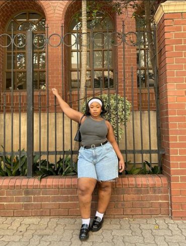 Mulher jovem mid size com bermuda jeans